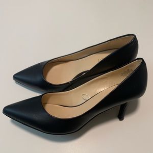 Nine West Navy Blue Pump. 2 1/2” heel. Size 8W.